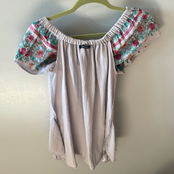 Beautiful off the shoulder top - Picture 5 of 8